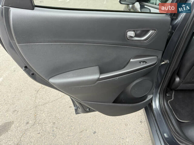 Серый Хендай Kona Electric, объемом двигателя 0 л и пробегом 103 тыс. км за 17300 $, фото 31 на Automoto.ua