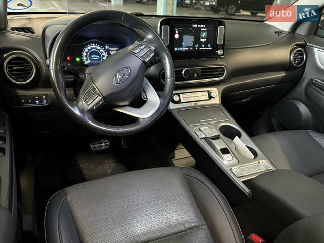Серый Хендай Kona Electric, объемом двигателя 0 л и пробегом 120 тыс. км за 16999 $, фото 62 на Automoto.ua