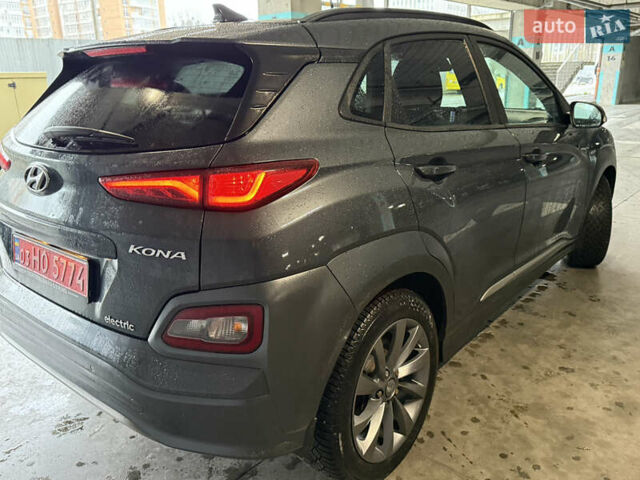 Серый Хендай Kona Electric, объемом двигателя 0 л и пробегом 120 тыс. км за 16999 $, фото 27 на Automoto.ua
