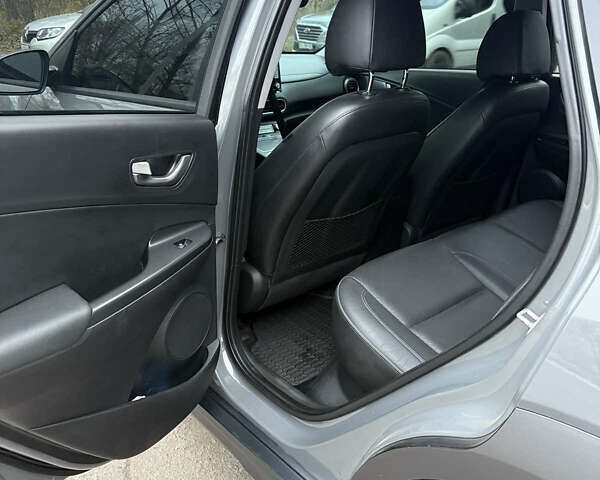 Серый Хендай Kona Electric, объемом двигателя 0 л и пробегом 98 тыс. км за 16500 $, фото 10 на Automoto.ua