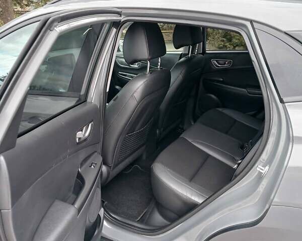 Серый Хендай Kona Electric, объемом двигателя 0 л и пробегом 148 тыс. км за 15199 $, фото 3 на Automoto.ua