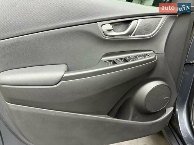 Серый Хендай Kona Electric, объемом двигателя 0 л и пробегом 113 тыс. км за 16818 $, фото 12 на Automoto.ua