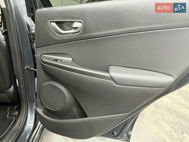 Серый Хендай Kona Electric, объемом двигателя 0 л и пробегом 113 тыс. км за 16818 $, фото 27 на Automoto.ua