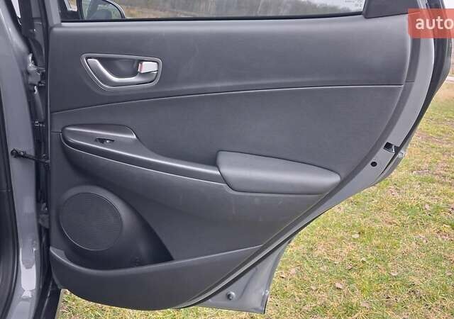 Серый Хендай Kona Electric, объемом двигателя 0 л и пробегом 180 тыс. км за 16700 $, фото 29 на Automoto.ua