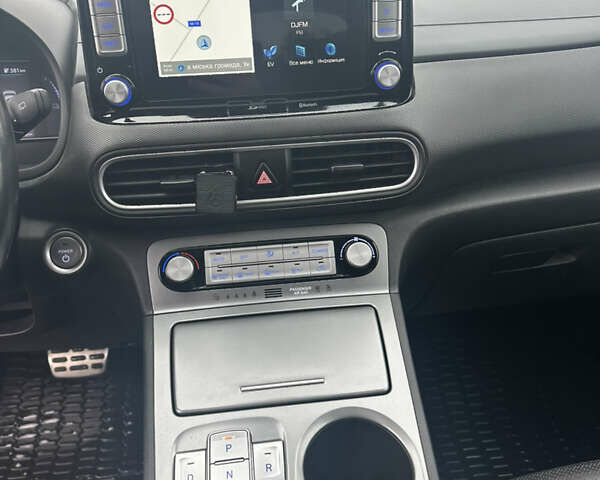 Серый Хендай Kona Electric, объемом двигателя 0 л и пробегом 85 тыс. км за 18300 $, фото 25 на Automoto.ua