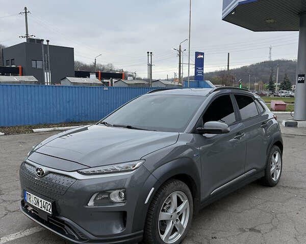 Серый Хендай Kona Electric, объемом двигателя 0 л и пробегом 98 тыс. км за 16500 $, фото 1 на Automoto.ua