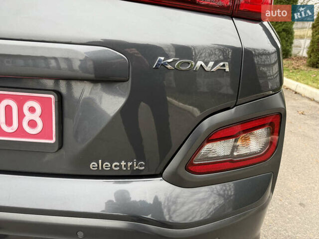 Серый Хендай Kona Electric, объемом двигателя 0 л и пробегом 103 тыс. км за 17300 $, фото 13 на Automoto.ua