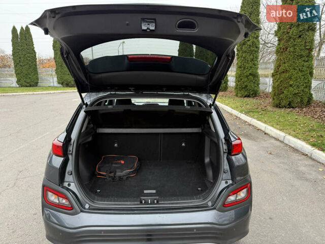 Серый Хендай Kona Electric, объемом двигателя 0 л и пробегом 103 тыс. км за 17300 $, фото 41 на Automoto.ua