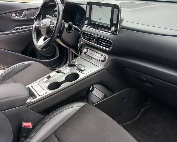 Серый Хендай Kona Electric, объемом двигателя 0 л и пробегом 148 тыс. км за 15199 $, фото 24 на Automoto.ua