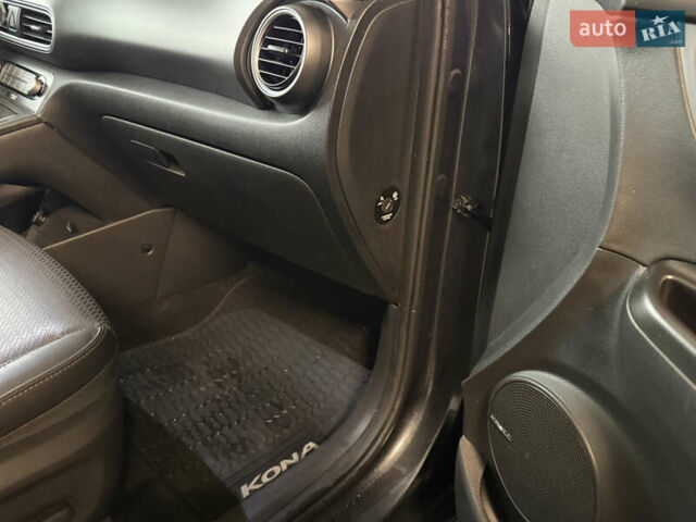 Серый Хендай Kona Electric, объемом двигателя 0 л и пробегом 120 тыс. км за 16999 $, фото 43 на Automoto.ua