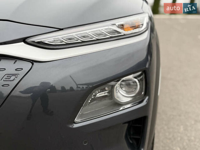 Серый Хендай Kona Electric, объемом двигателя 0 л и пробегом 103 тыс. км за 17300 $, фото 5 на Automoto.ua
