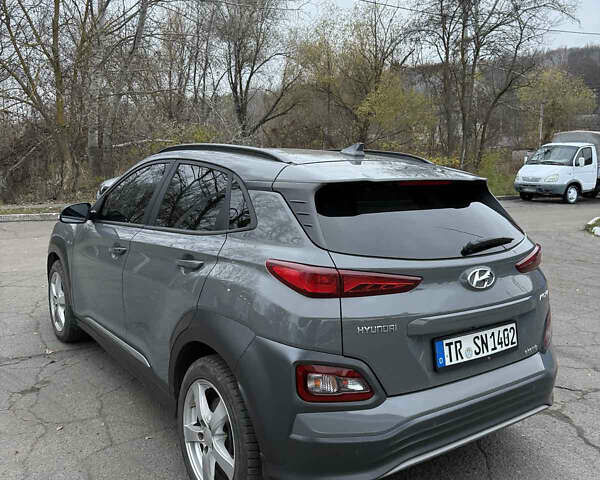 Серый Хендай Kona Electric, объемом двигателя 0 л и пробегом 98 тыс. км за 16500 $, фото 3 на Automoto.ua