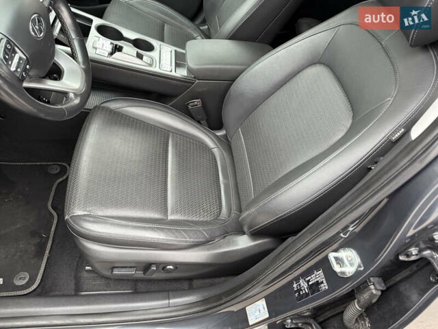 Серый Хендай Kona Electric, объемом двигателя 0 л и пробегом 103 тыс. км за 17300 $, фото 30 на Automoto.ua