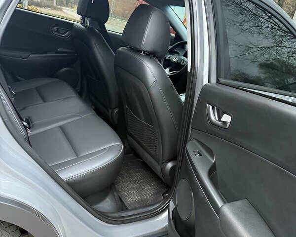 Серый Хендай Kona Electric, объемом двигателя 0 л и пробегом 98 тыс. км за 16500 $, фото 11 на Automoto.ua