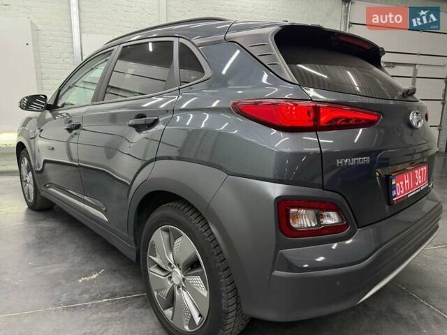 Серый Хендай Kona Electric, объемом двигателя 0 л и пробегом 113 тыс. км за 16818 $, фото 3 на Automoto.ua