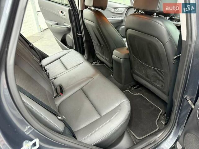 Серый Хендай Kona Electric, объемом двигателя 0 л и пробегом 113 тыс. км за 17094 $, фото 16 на Automoto.ua