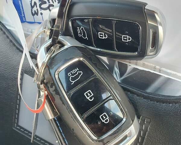 Серый Хендай Kona Electric, объемом двигателя 0 л и пробегом 135 тыс. км за 17100 $, фото 11 на Automoto.ua