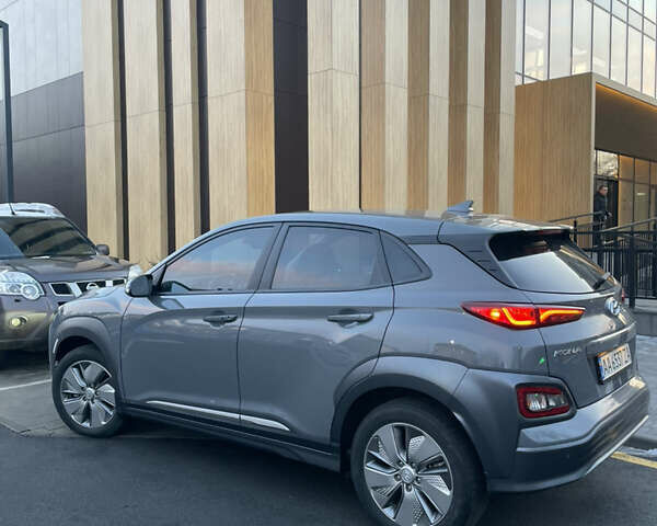 Серый Хендай Kona Electric, объемом двигателя 0 л и пробегом 81 тыс. км за 16099 $, фото 5 на Automoto.ua