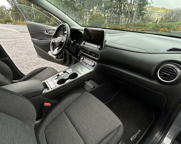 Сірий Хендай Kona Electric, об'ємом двигуна 0 л та пробігом 61 тис. км за 15780 $, фото 24 на Automoto.ua