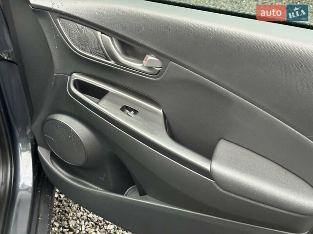 Серый Хендай Kona Electric, объемом двигателя 0 л и пробегом 167 тыс. км за 17700 $, фото 80 на Automoto.ua