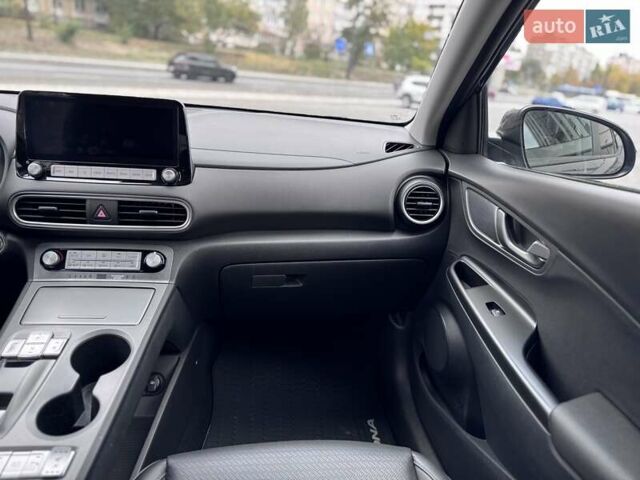 Сірий Хендай Kona Electric, об'ємом двигуна 0 л та пробігом 88 тис. км за 18700 $, фото 26 на Automoto.ua