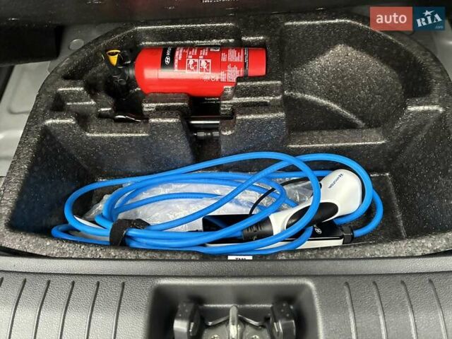 Серый Хендай Kona Electric, объемом двигателя 0 л и пробегом 78 тыс. км за 19500 $, фото 43 на Automoto.ua