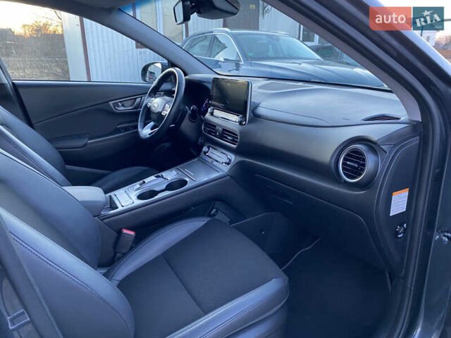 Серый Хендай Kona Electric, объемом двигателя 0 л и пробегом 104 тыс. км за 17200 $, фото 103 на Automoto.ua