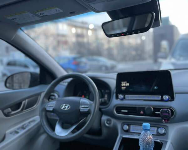 Серый Хендай Kona Electric, объемом двигателя 0 л и пробегом 81 тыс. км за 16099 $, фото 28 на Automoto.ua
