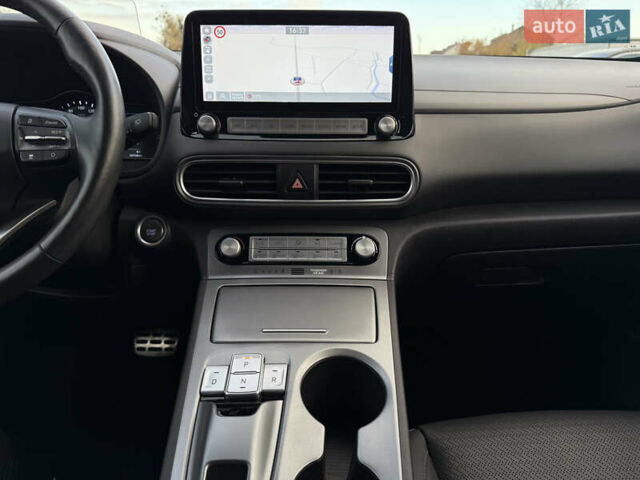 Серый Хендай Kona Electric, объемом двигателя 0 л и пробегом 36 тыс. км за 20700 $, фото 68 на Automoto.ua