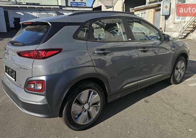Серый Хендай Kona Electric, объемом двигателя 0 л и пробегом 39 тыс. км за 16900 $, фото 2 на Automoto.ua