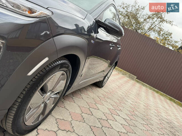 Серый Хендай Kona Electric, объемом двигателя 0 л и пробегом 106 тыс. км за 15999 $, фото 39 на Automoto.ua