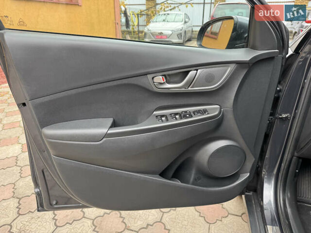 Серый Хендай Kona Electric, объемом двигателя 0 л и пробегом 106 тыс. км за 15999 $, фото 11 на Automoto.ua