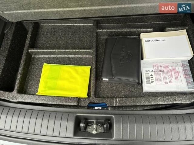Серый Хендай Kona Electric, объемом двигателя 0 л и пробегом 78 тыс. км за 19500 $, фото 42 на Automoto.ua