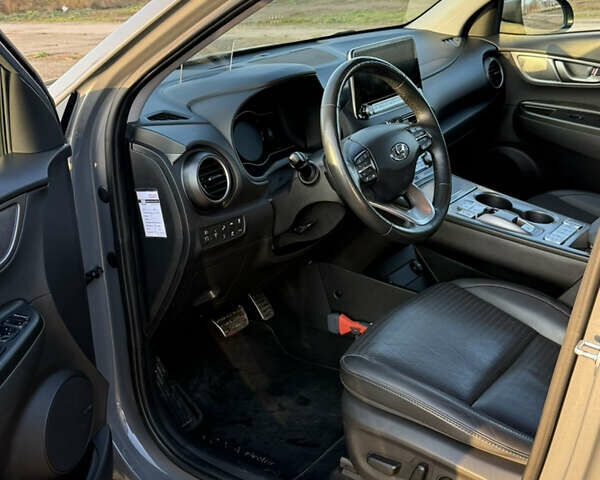 Серый Хендай Kona Electric, объемом двигателя 0 л и пробегом 77 тыс. км за 19700 $, фото 4 на Automoto.ua