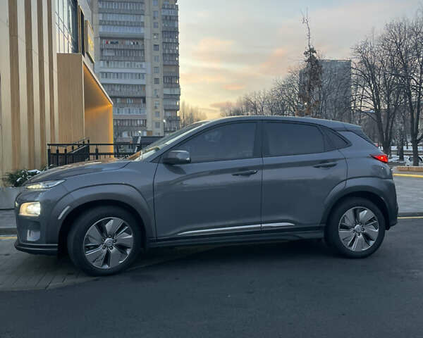 Серый Хендай Kona Electric, объемом двигателя 0 л и пробегом 81 тыс. км за 16099 $, фото 7 на Automoto.ua