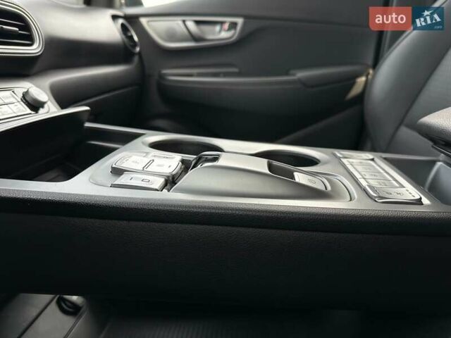 Сірий Хендай Kona Electric, об'ємом двигуна 0 л та пробігом 76 тис. км за 20500 $, фото 17 на Automoto.ua