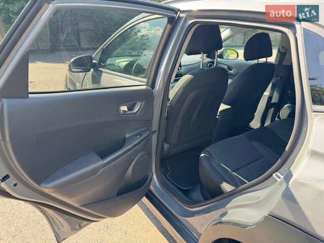 Серый Хендай Kona Electric, объемом двигателя 0 л и пробегом 44 тыс. км за 13400 $, фото 15 на Automoto.ua