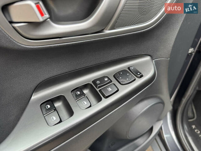 Серый Хендай Kona Electric, объемом двигателя 0 л и пробегом 106 тыс. км за 15999 $, фото 12 на Automoto.ua