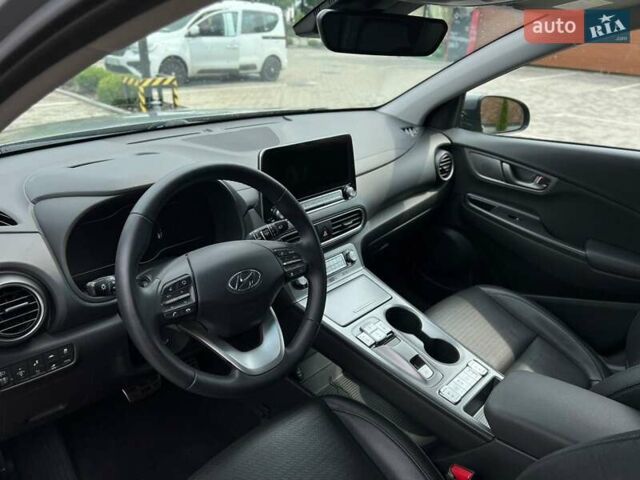 Серый Хендай Kona Electric, объемом двигателя 0 л и пробегом 117 тыс. км за 17990 $, фото 11 на Automoto.ua