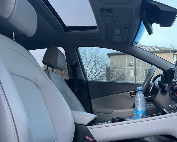 Серый Хендай Kona Electric, объемом двигателя 0 л и пробегом 81 тыс. км за 16099 $, фото 22 на Automoto.ua