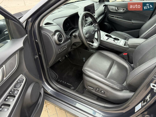 Серый Хендай Kona Electric, объемом двигателя 0 л и пробегом 52 тыс. км за 19000 $, фото 3 на Automoto.ua