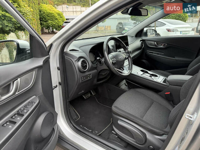Серый Хендай Kona Electric, объемом двигателя 0 л и пробегом 26 тыс. км за 18850 $, фото 67 на Automoto.ua