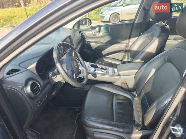 Серый Хендай Kona Electric, объемом двигателя 0 л и пробегом 122 тыс. км за 16550 $, фото 6 на Automoto.ua