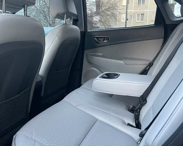 Серый Хендай Kona Electric, объемом двигателя 0 л и пробегом 81 тыс. км за 16099 $, фото 56 на Automoto.ua