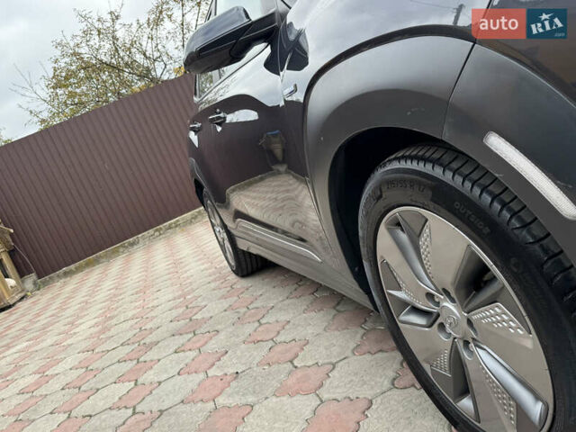 Серый Хендай Kona Electric, объемом двигателя 0 л и пробегом 106 тыс. км за 15999 $, фото 38 на Automoto.ua