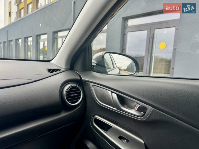 Сірий Хендай Kona Electric, об'ємом двигуна 0 л та пробігом 78 тис. км за 18900 $, фото 60 на Automoto.ua