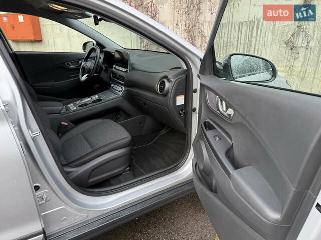 Серый Хендай Kona Electric, объемом двигателя 0 л и пробегом 26 тыс. км за 18850 $, фото 28 на Automoto.ua