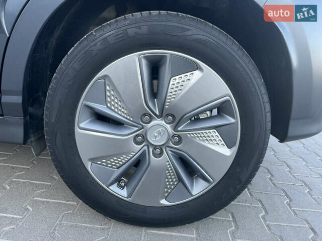 Серый Хендай Kona Electric, объемом двигателя 0 л и пробегом 31 тыс. км за 15450 $, фото 63 на Automoto.ua