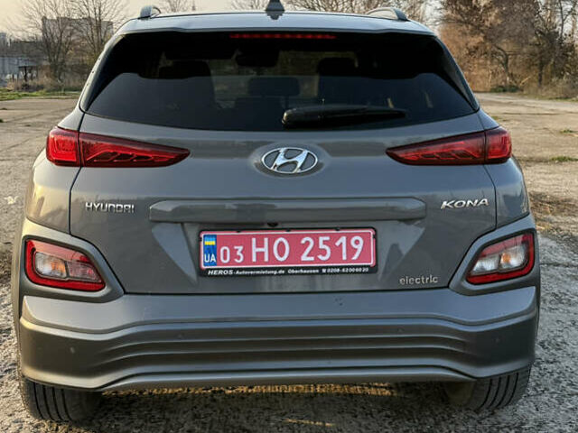 Серый Хендай Kona Electric, объемом двигателя 0 л и пробегом 77 тыс. км за 19700 $, фото 3 на Automoto.ua
