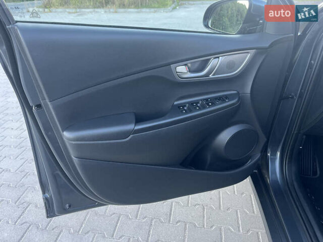 Серый Хендай Kona Electric, объемом двигателя 0 л и пробегом 31 тыс. км за 15450 $, фото 51 на Automoto.ua